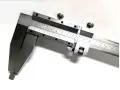 Un calibro di precisione con scala in millimetri e frazioni di millimetro, ideale per misurazioni di alta accuratezza, come un calibro cinquantesimale.