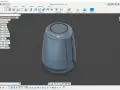 Modellazione di un hub domestico intelligente in Fusion 360. Il progetto mostra un oggetto cilindrico con dettagli curvi.