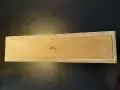Legno grezzo con tracce di vernice da rimuovere. Un esempio pratico su come togliere la vernice dal legno.