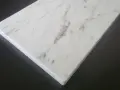 Lastra di marmo bianco venato, pronta per forare il marmo e creare un nuovo design.