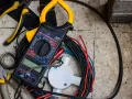 Strumenti elettrici, tra cui pinze e multimetro, pronti per imparare come spellare i cavi elettrici velocemente.