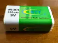 Batteria ricaricabile BTY 9V Ni-MH 300mAh. Il significato di Ni-MH è Nichel-Metallo Idruro, una tecnologia comune per batterie.