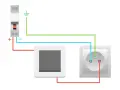 Schema elettrico: interruttore, presa e lampadina collegati. Il circuito mostra la protezione con interruttore magnetotermico.