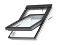 Tetto a falda con apertura parziale, il velux elettrico non si apre completamente. Meccanismo visibile.