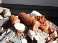 Cumulo di calcinacci per riempimento: mattoni forati rossi, pezzi di granito e cemento, pronti per essere riutilizzati.