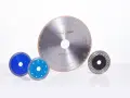Dischi diamantati per forare granito, con diverse dimensioni e design, pronti per lavori di precisione.