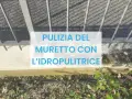 Pulizia del muretto esterno con idropulitrice: un'operazione efficace per rimuovere sporco e muschio, ridando vita alle superfici.