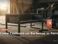 Barbecue in costruzione, con saldature visibili su una struttura in ferro. Attrezzi da lavoro e saldatrice rossa suggeriscono la lavorazione dell'acciaio temprato.