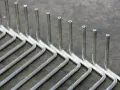 Tubi in acciaio inox piegati a formare un rastrello. La tecnica per come piegare un tubo in acciaio inox è fondamentale per ottenere queste forme precise.