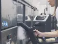 Donna pulisce acciaio con vapore, un metodo efficace per pulire acciaio con aceto.