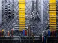 Organizzare officina: chiavi inglesi, bussole e cacciaviti ordinati su pannello metallico. Tutto a portata di mano per ogni lavoro.