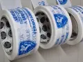 Rotoli di nastri adesivi con scritte blu: "Veicolo Sottosequestro", "Polizia Stradale". Diversi tipi di nastri per imballaggi.