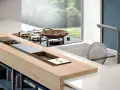 Un elegante montaggio top cucina con piano cottura a gas, lavello e un'isola in legno con vani contenitori.