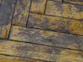 Parquet rovinato, con macchie scure e ingiallimenti. Scopri come togliere le macchie dal parquet per ridargli vita.