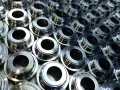 Molti componenti metallici con finitura lucida, pronti per la spazzolatura metalli.