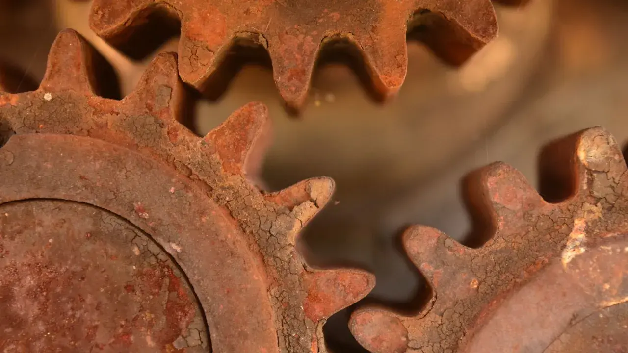Ingranaggi arrugginiti, un esempio di come togliere la ruggine per ridare vita a vecchi meccanismi.