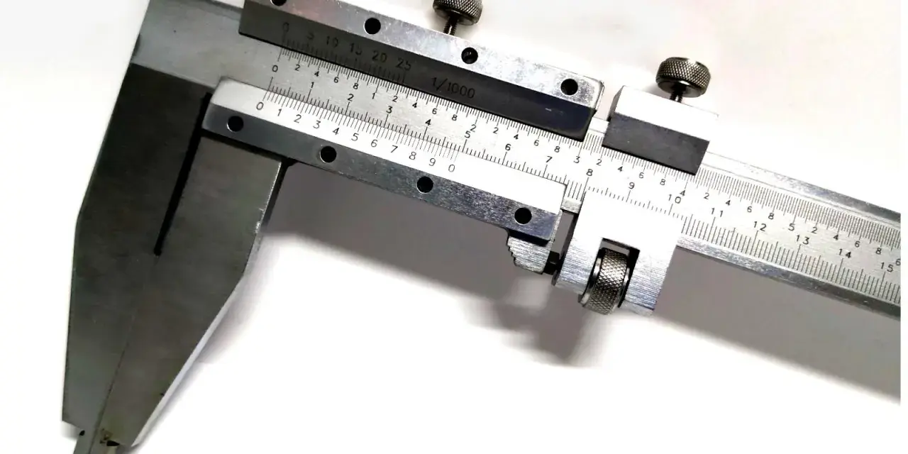Un calibro di precisione con scala in millimetri e frazioni di millimetro, ideale per misurazioni di alta accuratezza, come un calibro cinquantesimale.