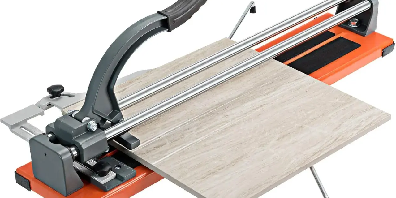 Tagliare piastrelle a mano con un tagliapiastrelle manuale. La piastrella chiara è pronta per essere tagliata con precisione.