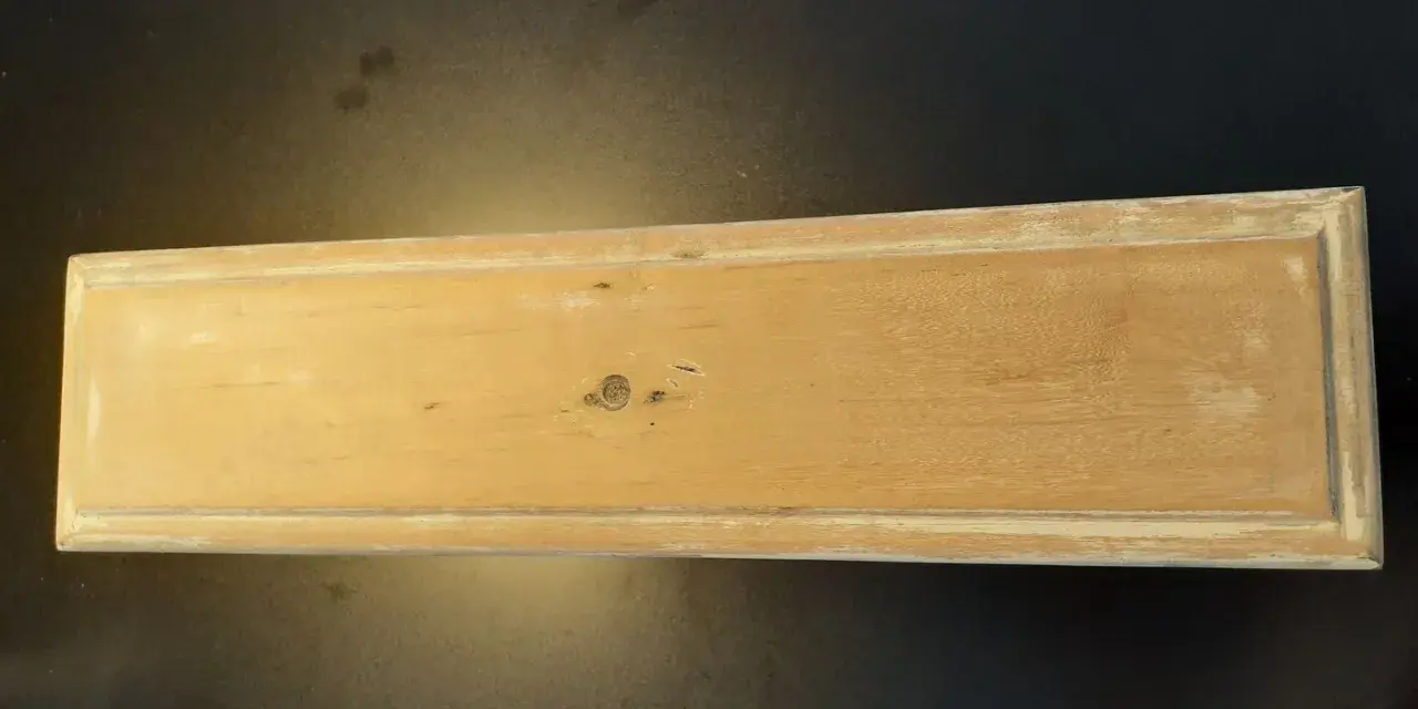 Legno grezzo con tracce di vernice da rimuovere. Un esempio pratico su come togliere la vernice dal legno.