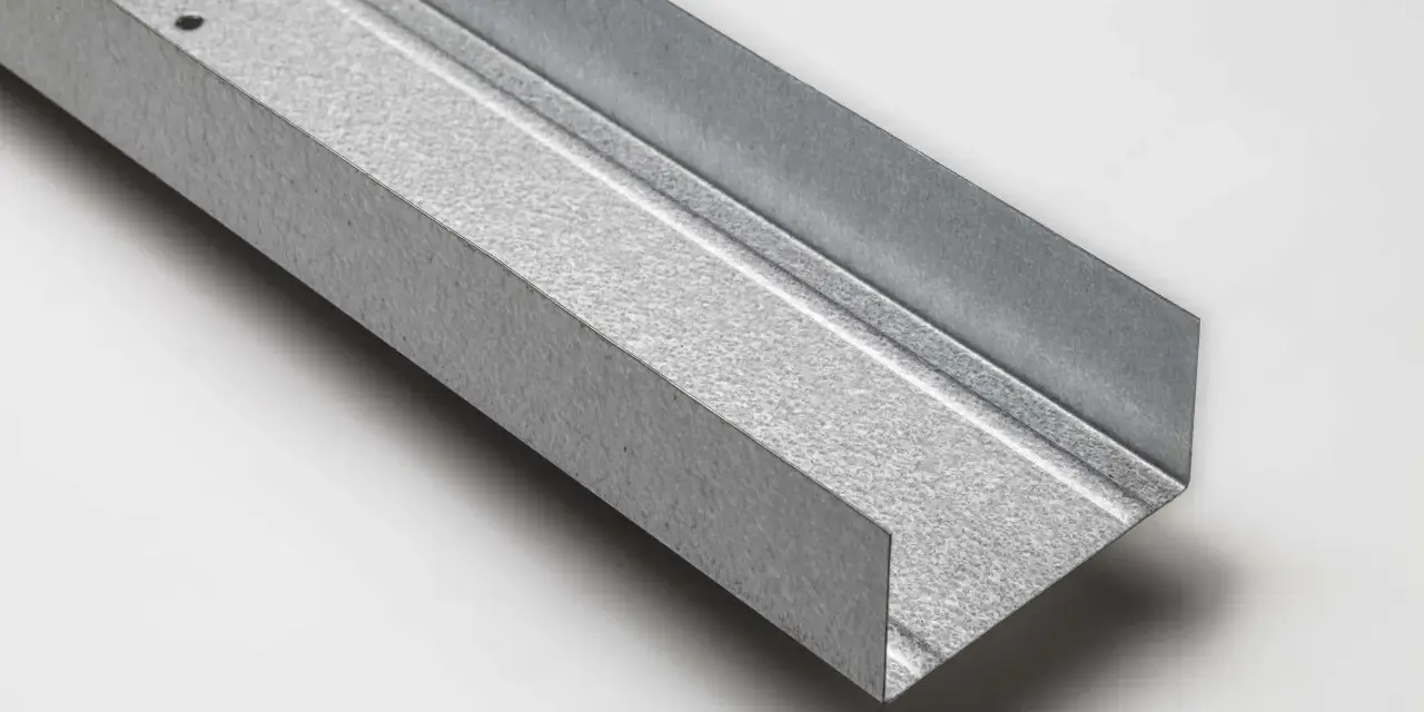 Profilo metallico per cartongesso, ideale per creare strutture resistenti. Utile per fissaggi con punte trapano cartongesso.