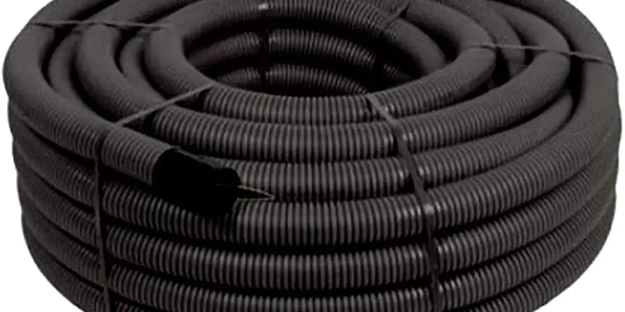 Rotolo di corrugati elettrici neri, con diversi diametri visibili, pronti per proteggere i cavi.