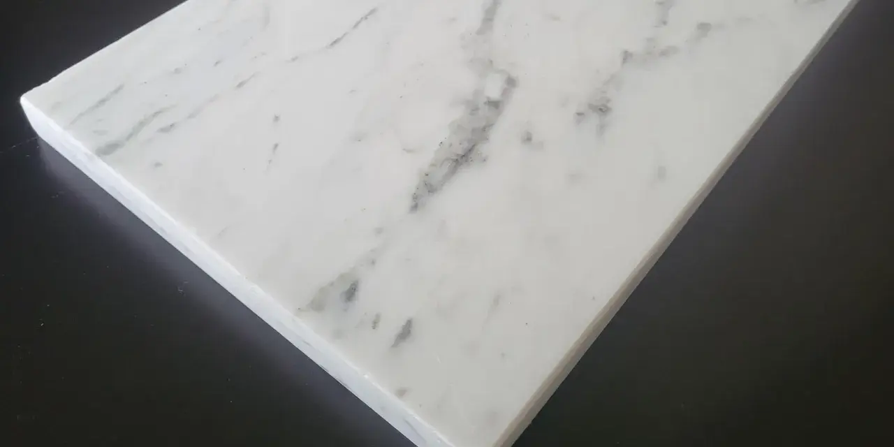 Lastra di marmo bianco venato, pronta per forare il marmo e creare un nuovo design.