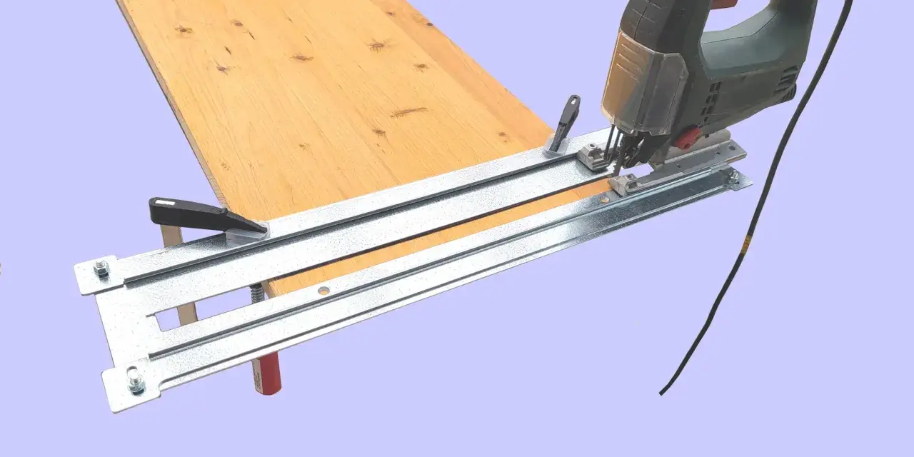 Seghetto alternativo pronto a tagliare legno su una guida metallica.