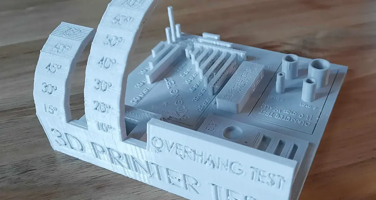 Modello di test stampa 3d con angoli inclinati, ponti e cilindri per verificare la qualità della stampa.