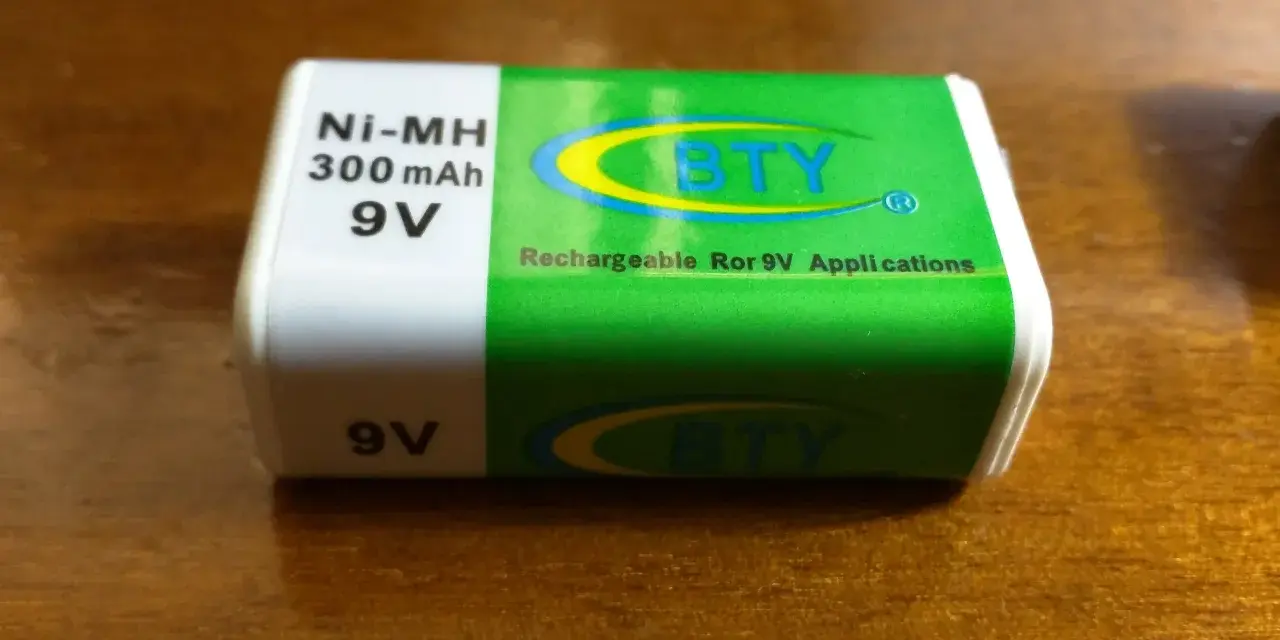 Batteria ricaricabile BTY 9V Ni-MH 300mAh. Il significato di Ni-MH è Nichel-Metallo Idruro, una tecnologia comune per batterie.