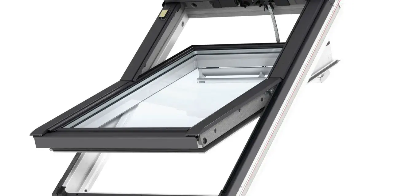 Tetto a falda con apertura parziale, il velux elettrico non si apre completamente. Meccanismo visibile.