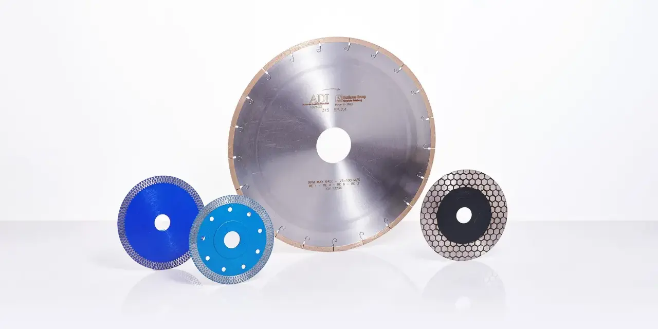 Dischi diamantati per forare granito, con diverse dimensioni e design, pronti per lavori di precisione.