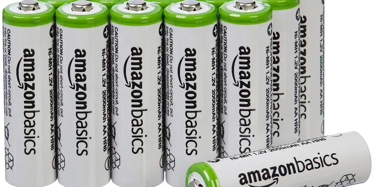Un pacco di batterie ricaricabili AmazonBasics Ni-MH 1.2V 2000mAh AA HR6. Diversi tipi di batterie ricaricabili, ideali per dispositivi elettronici.