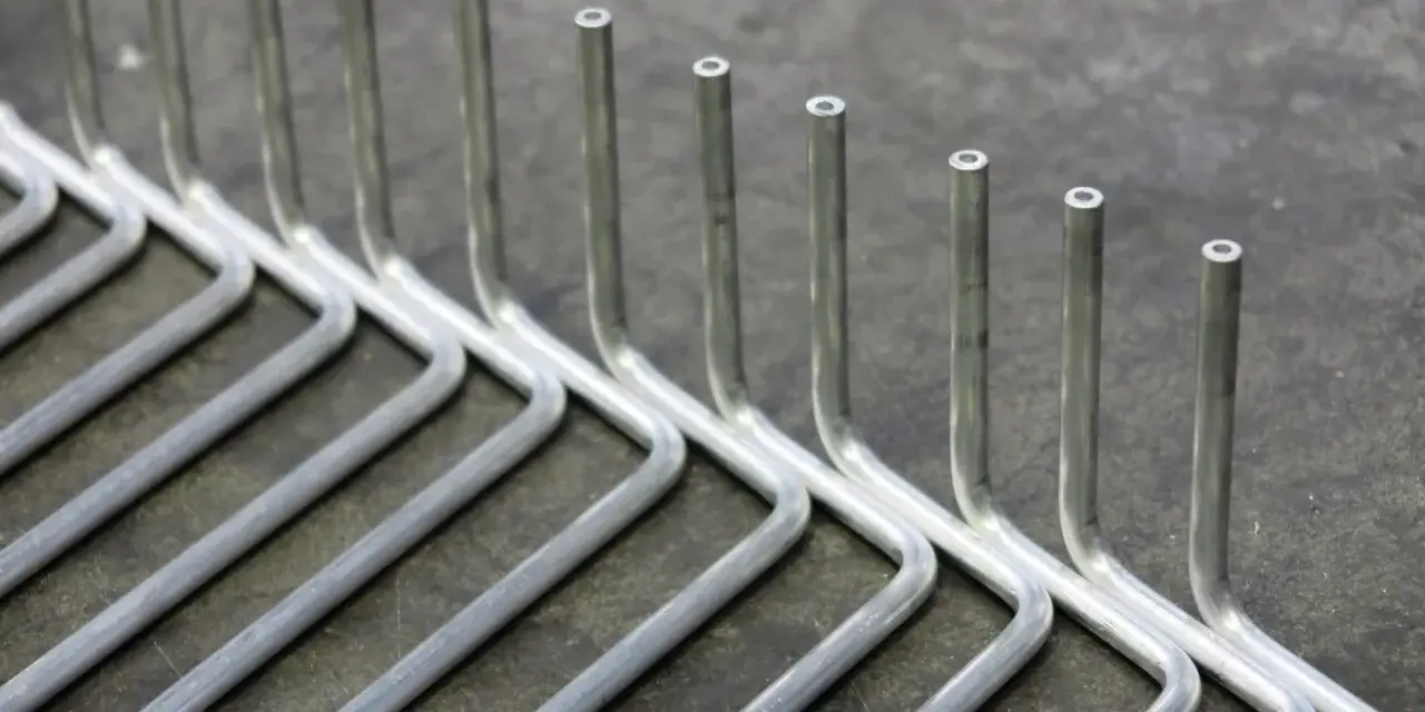Tubi in acciaio inox piegati a formare un rastrello. La tecnica per come piegare un tubo in acciaio inox è fondamentale per ottenere queste forme precise.