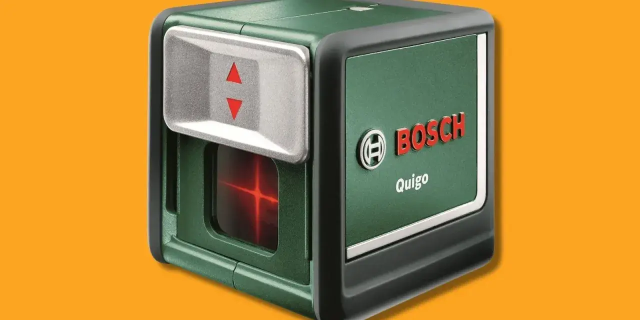 Livella laser Bosch Quigo proietta linee rosse per mostrare come si usa la livella laser.