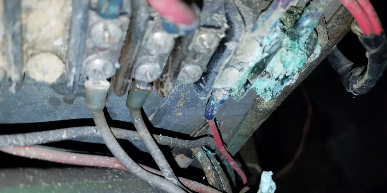 Corrosione verde e bianca sui contatti elettrici, un problema comune che richiede di sapere come pulire contatti elettrici per ripristinare la funzionalità.