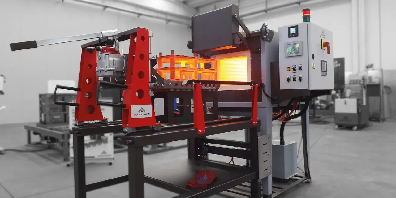 Macchina industriale per come temprare il ferro, con forno incandescente e pannello di controllo.
