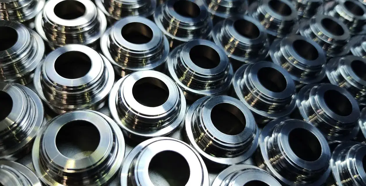 Molti componenti metallici con finitura lucida, pronti per la spazzolatura metalli.