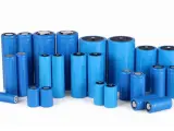 Un gruppo di batterie cilindriche blu, alcune NiMH, altre al litio, di varie dimensioni, disposte su sfondo bianco.