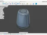 Modellazione di un hub domestico intelligente in Fusion 360. Il progetto mostra un oggetto cilindrico con dettagli curvi.