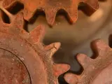 Ingranaggi arrugginiti, un esempio di come togliere la ruggine per ridare vita a vecchi meccanismi.