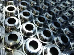 Molti componenti metallici con finitura lucida, pronti per la spazzolatura metalli.