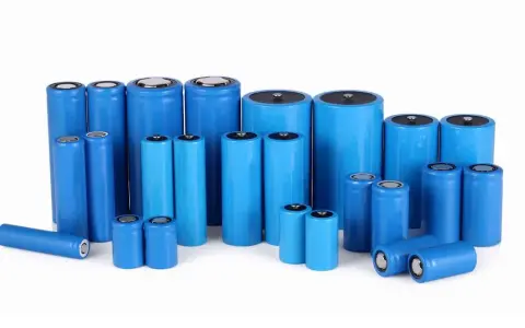 Un gruppo di batterie cilindriche blu, alcune NiMH, altre al litio, di varie dimensioni, disposte su sfondo bianco.