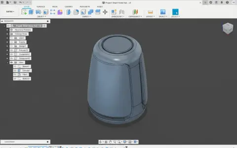 Modellazione di un hub domestico intelligente in Fusion 360. Il progetto mostra un oggetto cilindrico con dettagli curvi.
