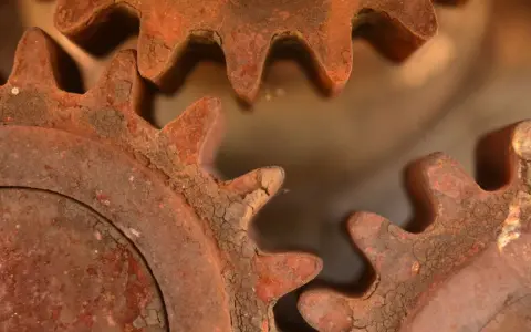 Ingranaggi arrugginiti, un esempio di come togliere la ruggine per ridare vita a vecchi meccanismi.