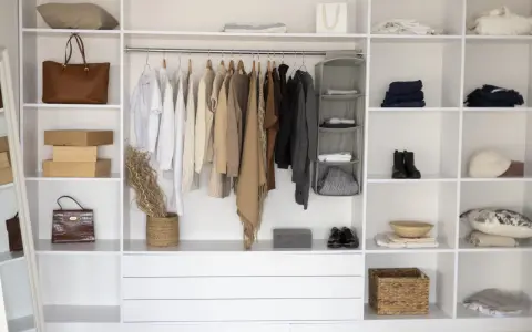 Armadio fai da te ben organizzato con abiti appesi, borse, scatole e accessori.