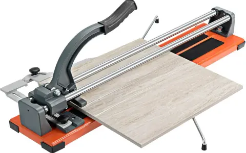 Tagliare piastrelle a mano con un tagliapiastrelle manuale. La piastrella chiara è pronta per essere tagliata con precisione.