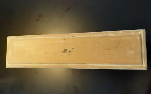 Legno grezzo con tracce di vernice da rimuovere. Un esempio pratico su come togliere la vernice dal legno.