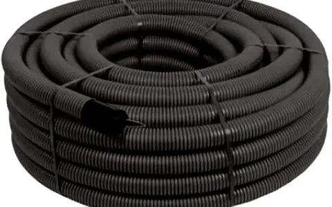 Rotolo di corrugati elettrici neri, con diversi diametri visibili, pronti per proteggere i cavi.