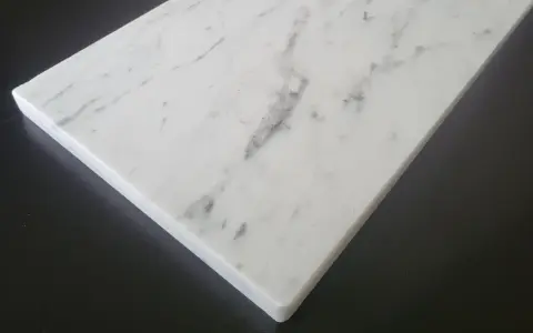 Lastra di marmo bianco venato, pronta per forare il marmo e creare un nuovo design.