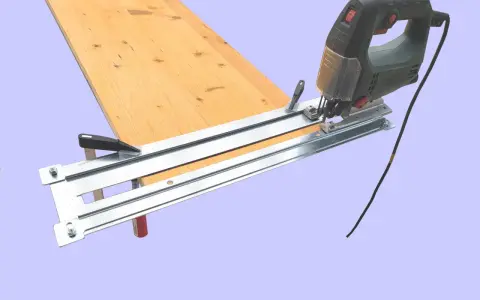 Seghetto alternativo pronto a tagliare legno su una guida metallica.
